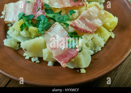 Gwledd y Cybydd - Welsh avares fête traditionnel gallois, recette pour un souper frugal, classique de pommes de terre, oignons et lardons tranches cuites Banque D'Images