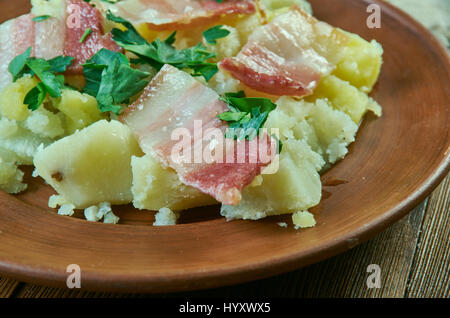 Gwledd y Cybydd - Welsh avares fête traditionnel gallois, recette pour un souper frugal, classique de pommes de terre, oignons et lardons tranches cuites Banque D'Images