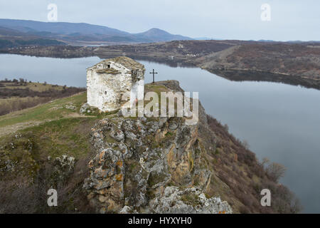 La petite église orthodoxe de Saint Ivan d'année 1350, Letni Pchelina Lake, Bulgarie Banque D'Images