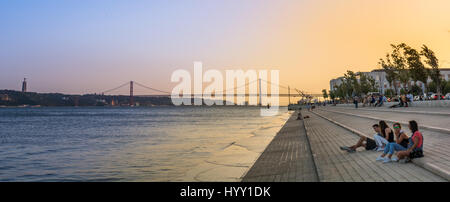 Magnifique coucher de soleil sur le Tage, Lisbonne, Portugal, juin28-2016 Banque D'Images