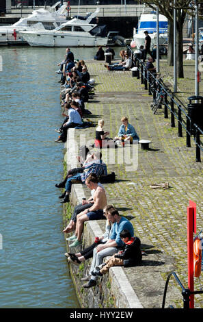 Les gens assis devant le port flottant sur une journée ensoleillée au printemps, Bristol, Royaume-Uni Banque D'Images