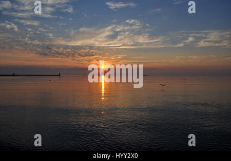 Heure d'or à Gdynia, Pologne - bright colorful le lever du soleil sur la mer Baltique avec silhouettes sur horizon Banque D'Images