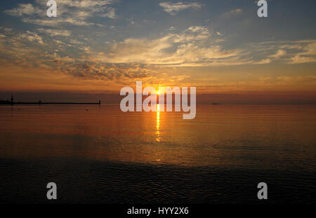 Heure d'or à Gdynia, Pologne - bright colorful le lever du soleil sur la mer Baltique avec silhouettes sur horizon Banque D'Images