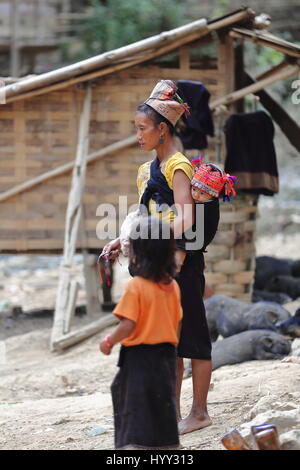 Zone de Pak Nam Noy, Laos-October 8, 2015 : les Akha Pala hill tribe sont une minorité ethnique vivant dans la région entre F.Myanmar-N.Thaïlande-W.Laos-S.Chine Banque D'Images