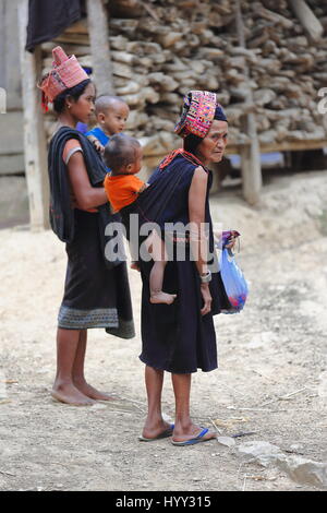 Zone de Pak Nam Noy, Laos-October 8, 2015 : La tribu Akha Pala sont une minorité ethnique vivant dans la région entre F.Myanmar-N.Thaïlande-W.Laos-S.la Chine. Bra Banque D'Images