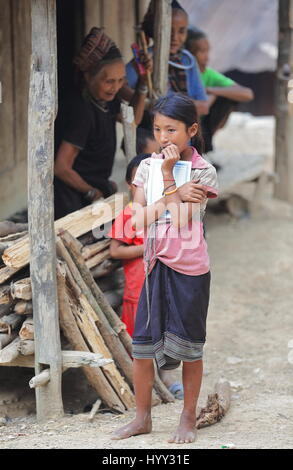 Zone de Pak Nam Noy, Laos-October 8, 2015 : La tribu Akha Pala sont une minorité ethnique vivant dans la région entre F.Myanmar-N.Thaïlande-W.Laos-S.la Chine. Vous Banque D'Images