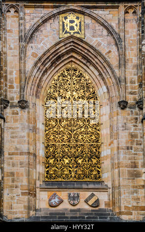 Golden Gate de la Cathédrale St Vitus à Prague, République tchèque, décembre-27-2014 Banque D'Images