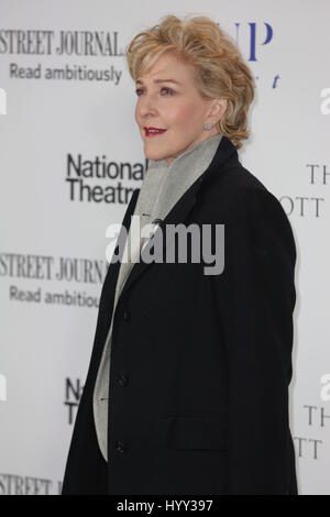 Les arrivées de célébrité pour le dîner annuel du Théâtre National, mettre en valeur et de vente aux enchères pour lever des fonds pour le ministère de l'apprentissage du Théâtre National avec : Patricia Hodge Où : London, Royaume-Uni Quand : 07 Mars 2017 Banque D'Images