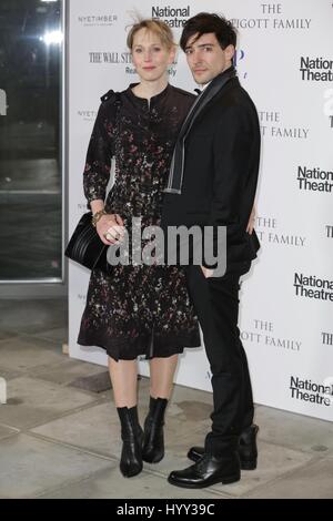 Les arrivées de célébrité pour le dîner annuel du Théâtre National, mettre en valeur et de vente aux enchères pour lever des fonds pour le ministère de l'apprentissage du Théâtre National comprend : Guest Où : London, Royaume-Uni Quand : 07 Mars 2017 Banque D'Images