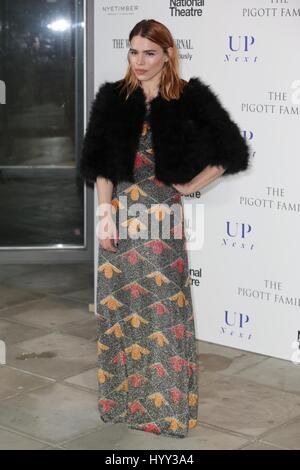 Les arrivées de célébrité pour le dîner annuel du Théâtre National, mettre en valeur et de vente aux enchères pour lever des fonds pour le ministère de l'apprentissage du Théâtre National comprend : Billie Piper Où : London, Royaume-Uni Quand : 07 Mars 2017 Banque D'Images