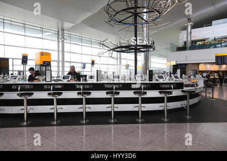 Angleterre Heathrow Airport Terminal 2 café Internet Caviar House Banque D'Images