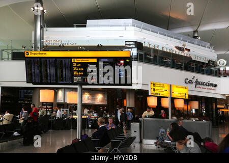 Angleterre Heathrow Airport Terminal 2 passagers en attente dans la salle d'embarquement et de restaurants Banque D'Images