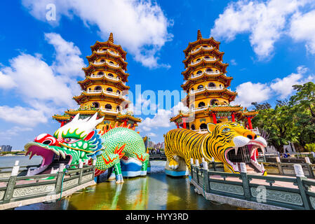 Kaohsiung, Taiwan Lotus Pond's Dragon et Tigre de pagodes dans la nuit. Banque D'Images