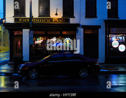 Troy NY est une ville éclectique, artsy et participe à un open house art vendredi soir. De nombreux magasins, bars et galeries sont ouvertes. Cette nuit a été r Banque D'Images