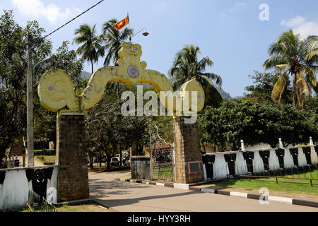 Aluviharaya Rock Cave Temple Sri Lanka entrée autoroute Kandy-Dambulla District Matale Makara Torana et rangée d'éléphants sculptés dans le mur Banque D'Images