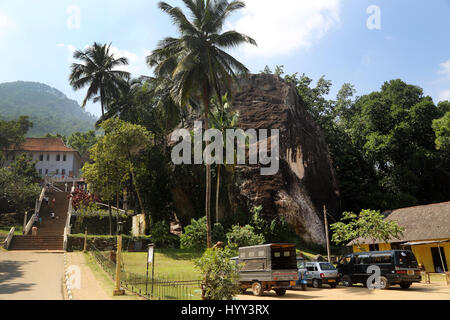 Aluviharaya Rock Cave Temple Sri Lanka- Kandy-Dambulla District l'escalier menant à l'autoroute Bibliothèque bouddhiste et Sri Buddhaghosa Fra Banque D'Images