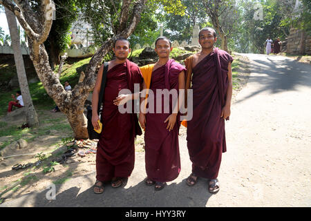 Aluviharaya Rock Cave Temple Sri Lanka- Kandy-Dambulla District trois moines bouddhistes de l'autoroute Banque D'Images