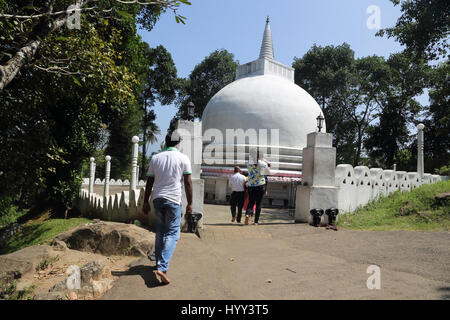 Aluviharaya Rock Cave Temple Sri Lanka- Kandy-Dambulla les visiteurs de la route de district à marcher en direction de Dagoba Banque D'Images