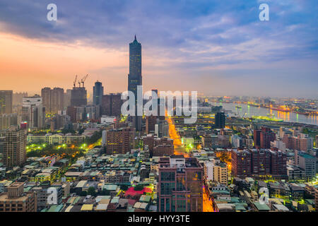 Kaohsiung, Taiwan Skyline au crépuscule. Banque D'Images