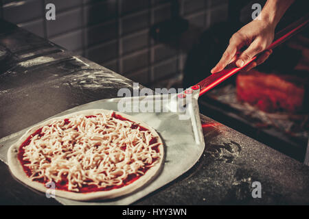 La préparation des pizzas italiennes traditionnelles Banque D'Images