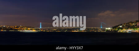 Pont du Bosphore Panorama de nuit montrant les continents européen et asiatique, Istanbul, Turquie Banque D'Images