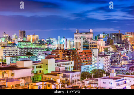 Naha, Okinawa, Japon le centre-ville de nuit. Banque D'Images