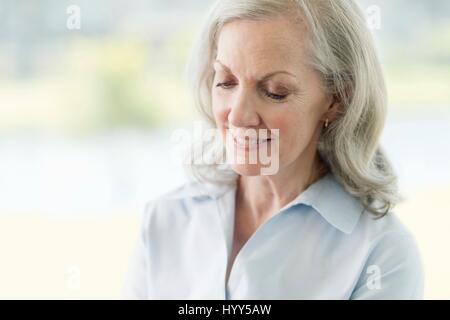 Senior woman smiling, portrait. Banque D'Images