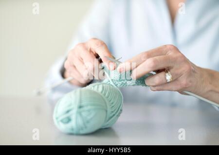 Senior woman knitting. Banque D'Images