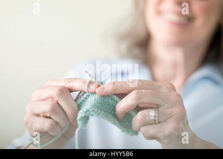 Senior woman knitting. Banque D'Images