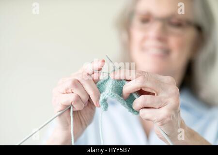 Senior woman knitting. Banque D'Images