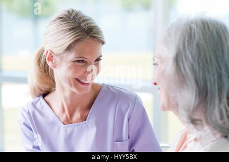 Senior woman et mature woman smiling l'un vers l'autre. Banque D'Images