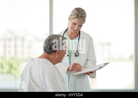 Médecin Femme et homme senior à l'hôpital. Banque D'Images