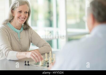 Senior couple jouant aux échecs. Banque D'Images