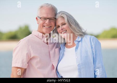 Senior couple smiling outdoors. Banque D'Images