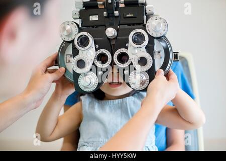 Fille d'avoir ses yeux à l'épreuve. Banque D'Images