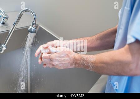 Médecin le lavage des mains avec du savon et de l'eau à l'hôpital. Banque D'Images