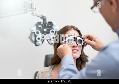 Femme portant des lunettes d'essai de la vue. Banque D'Images