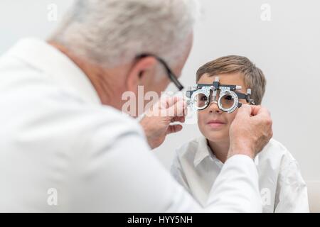 Test de l'opticien masculins de la vue du garçon. Banque D'Images