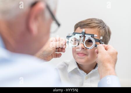 Test de l'opticien masculins de la vue du garçon. Banque D'Images