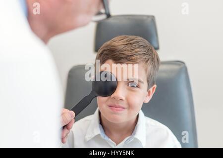 Test de l'opticien masculins de la vue du garçon. Banque D'Images