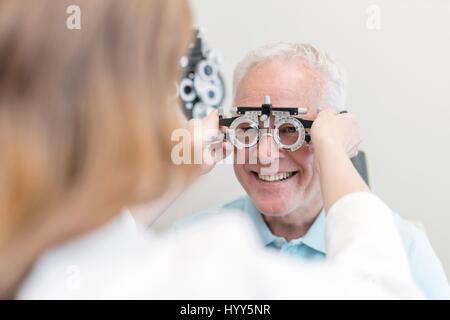 Test de la vue de l'opticien de l'homme. Banque D'Images