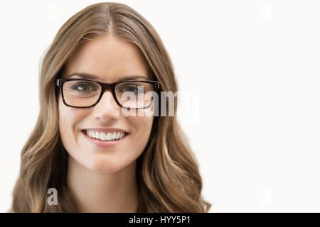 Mid adult woman wearing glasses, studio shot. Banque D'Images