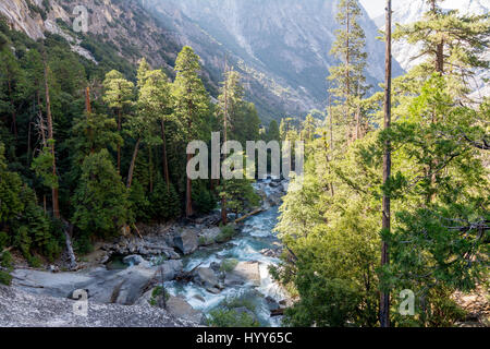 Rivière dans le Parc National Kings Canyon fonctionnant en géant entre les montagnes de granit Banque D'Images