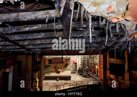 BURNLEY, UK : Spooky images ont révélé les ruines d'un théâtre de l'époque victorienne où le public britannique étonne Houdini légendaire. La série de photographies obsédantes du théâtre qui a été abandonné pendant 20 ans, voir les rangées de sièges criblée avec de la mousse et la moisissure, de la lumière de passer par l'effondrement des plafonds et d'écaillage de la peinture à l'écart de la scène et des murs. Une photo prise de la scène montre un auditoire vide et rempli de débris au sol. La hantise des coups de feu ont été prises à l'Empire Theatre à Burnley, Lancashire photographe amateur par Mark Smith. De prendre ses photos, Mark-nous Banque D'Images