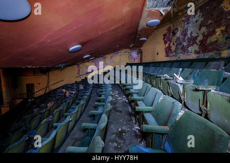 BURNLEY, UK : Spooky images ont révélé les ruines d'un théâtre de l'époque victorienne où le public britannique étonne Houdini légendaire. La série de photographies obsédantes du théâtre qui a été abandonné pendant 20 ans, voir les rangées de sièges criblée avec de la mousse et la moisissure, de la lumière de passer par l'effondrement des plafonds et d'écaillage de la peinture à l'écart de la scène et des murs. Une photo prise de la scène montre un auditoire vide et rempli de débris au sol. La hantise des coups de feu ont été prises à l'Empire Theatre à Burnley, Lancashire photographe amateur par Mark Smith. De prendre ses photos, Mark-nous Banque D'Images