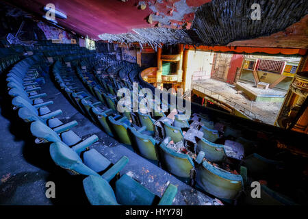 BURNLEY, UK : Spooky images ont révélé les ruines d'un théâtre de l'époque victorienne où le public britannique étonne Houdini légendaire. La série de photographies obsédantes du théâtre qui a été abandonné pendant 20 ans, voir les rangées de sièges criblée avec de la mousse et la moisissure, de la lumière de passer par l'effondrement des plafonds et d'écaillage de la peinture à l'écart de la scène et des murs. Une photo prise de la scène montre un auditoire vide et rempli de débris au sol. La hantise des coups de feu ont été prises à l'Empire Theatre à Burnley, Lancashire photographe amateur par Mark Smith. De prendre ses photos, Mark-nous Banque D'Images