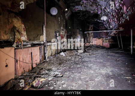 BURNLEY, UK : Spooky images ont révélé les ruines d'un théâtre de l'époque victorienne où le public britannique étonne Houdini légendaire. La série de photographies obsédantes du théâtre qui a été abandonné pendant 20 ans, voir les rangées de sièges criblée avec de la mousse et la moisissure, de la lumière de passer par l'effondrement des plafonds et d'écaillage de la peinture à l'écart de la scène et des murs. Une photo prise de la scène montre un auditoire vide et rempli de débris au sol. La hantise des coups de feu ont été prises à l'Empire Theatre à Burnley, Lancashire photographe amateur par Mark Smith. De prendre ses photos, Mark-nous Banque D'Images