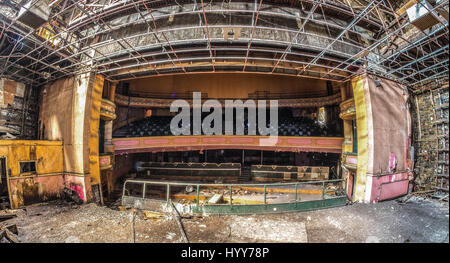 BURNLEY, UK : Spooky images ont révélé les ruines d'un théâtre de l'époque victorienne où le public britannique étonne Houdini légendaire. La série de photographies obsédantes du théâtre qui a été abandonné pendant 20 ans, voir les rangées de sièges criblée avec de la mousse et la moisissure, de la lumière de passer par l'effondrement des plafonds et d'écaillage de la peinture à l'écart de la scène et des murs. Une photo prise de la scène montre un auditoire vide et rempli de débris au sol. La hantise des coups de feu ont été prises à l'Empire Theatre à Burnley, Lancashire photographe amateur par Mark Smith. De prendre ses photos, Mark-nous Banque D'Images