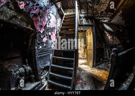 BURNLEY, UK : Spooky images ont révélé les ruines d'un théâtre de l'époque victorienne où le public britannique étonne Houdini légendaire. La série de photographies obsédantes du théâtre qui a été abandonné pendant 20 ans, voir les rangées de sièges criblée avec de la mousse et la moisissure, de la lumière de passer par l'effondrement des plafonds et d'écaillage de la peinture à l'écart de la scène et des murs. Une photo prise de la scène montre un auditoire vide et rempli de débris au sol. La hantise des coups de feu ont été prises à l'Empire Theatre à Burnley, Lancashire photographe amateur par Mark Smith. De prendre ses photos, Mark-nous Banque D'Images