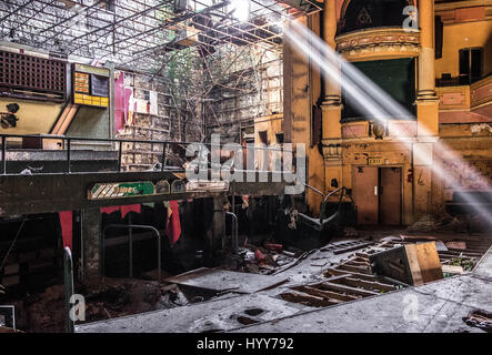 BURNLEY, UK : Spooky images ont révélé les ruines d'un théâtre de l'époque victorienne où le public britannique étonne Houdini légendaire. La série de photographies obsédantes du théâtre qui a été abandonné pendant 20 ans, voir les rangées de sièges criblée avec de la mousse et la moisissure, de la lumière de passer par l'effondrement des plafonds et d'écaillage de la peinture à l'écart de la scène et des murs. Une photo prise de la scène montre un auditoire vide et rempli de débris au sol. La hantise des coups de feu ont été prises à l'Empire Theatre à Burnley, Lancashire photographe amateur par Mark Smith. De prendre ses photos, Mark-nous Banque D'Images